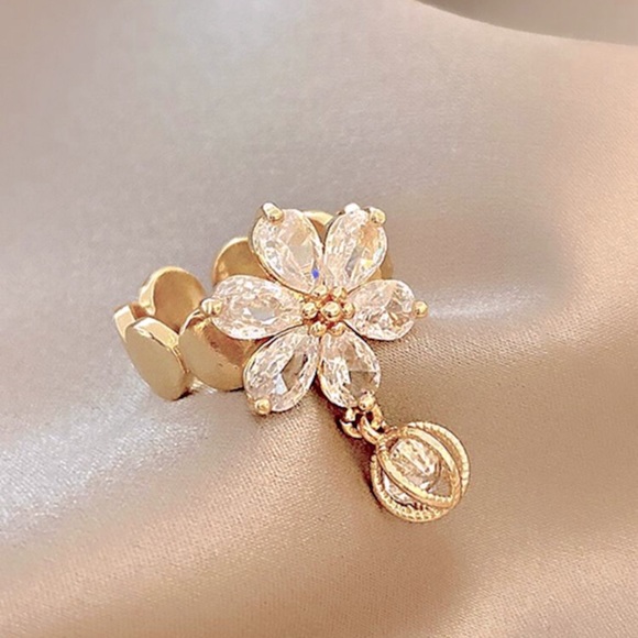 Flower Cubic Zirconia Ring - Picture 4 of 4